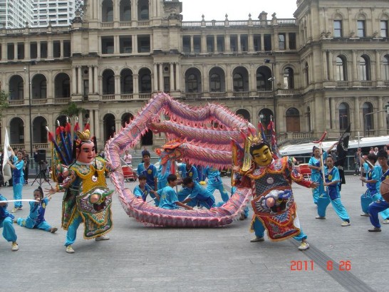 台南大學宋江陣訪問團於布里斯本市進行表演（2011年8月26日）