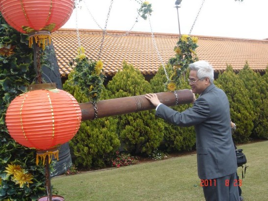 宋處長於昆州中天寺敲和平鐘（2011年8月23日）