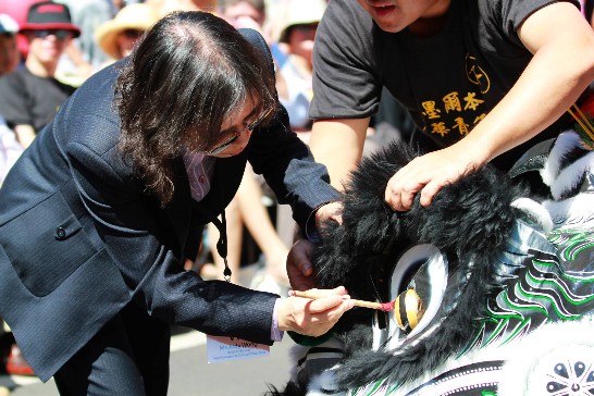 During the Chinese New Year celebration activity held in Chinatown, Melbourne, Director General Ms. Wong draws the eye of the lion and marks beginning of the celebration.