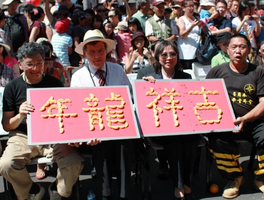 After the lion and dragon dance by Chinese Youth Society of Melbourne, DG Ms. Wong and other distinguished guests wish everyone peace and prosperity in the year of dragon