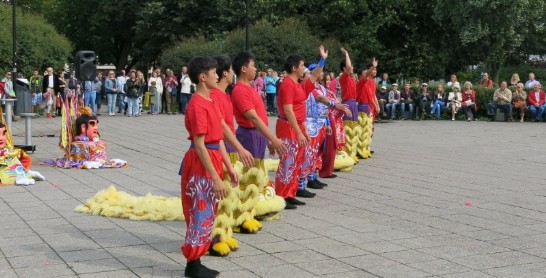 廷威醒獅劇團於愛沙尼亞首都塔林市(Tallinn City)市中心塔馬薩雷公園(Tammsaare Park)表演結束後感謝愛國觀眾熱情參與