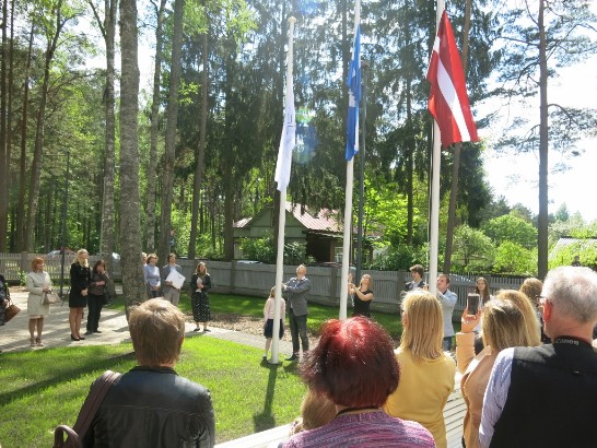 尤馬拉市(Jurmala)藝術學校創校典禮舉行升國旗及校旗儀式