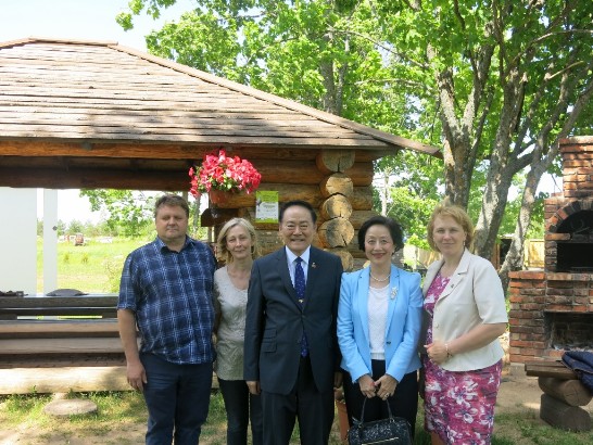 葛大使夫婦、普莉芙達市長達及蝸牛繁殖場主人夫婦合影