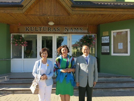 葛大使夫婦與國會議員克林伯格(Nelly Kleinberg)在斯克倫達(Skrunda)市文化中心前合影