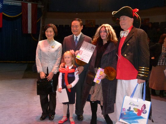 Amb. Ko, Madame Ko and the winner of the golden award.