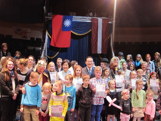 Amb. Ko, Madame Ko and the winners of the award.