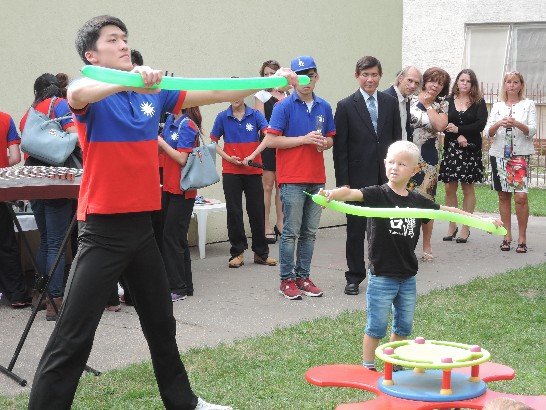 國際青年大使與Trnava市幼稚園孩童互動