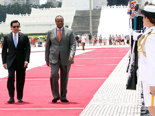 Taiwan welcomes Swazi King Mswati III with military salute ceremony