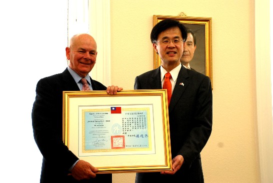 Dr. Ian McKee was presented with “Friend of Foreign Service Medal” in recognition of his outstanding contributions to promoting the relations and friendship between Scotland and the Republic of China (Taiwan)