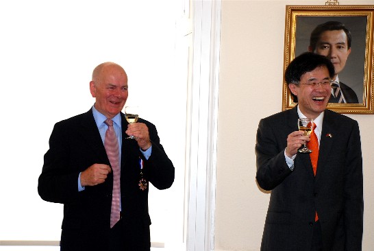 Dr. Ian McKee was presented with “Friend of Foreign Service Medal” in recognition of his outstanding contributions to promoting the relations and friendship between Scotland and the Republic of China (Taiwan)