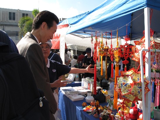 Director General Mou visits Tzuchi booth