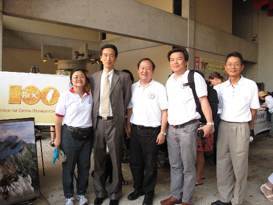 From Left: President of the Chinese Cultural Foundation, Deborah Lowe,Director General Mou, General Manager of BenQ in Miami, Peter Tan and CEO of Doral Overseas Chinese Business Chamber, Charles Cheng.