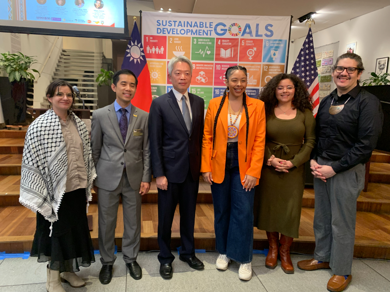 駐紐約辦事處李志強大使與研討會講者合影