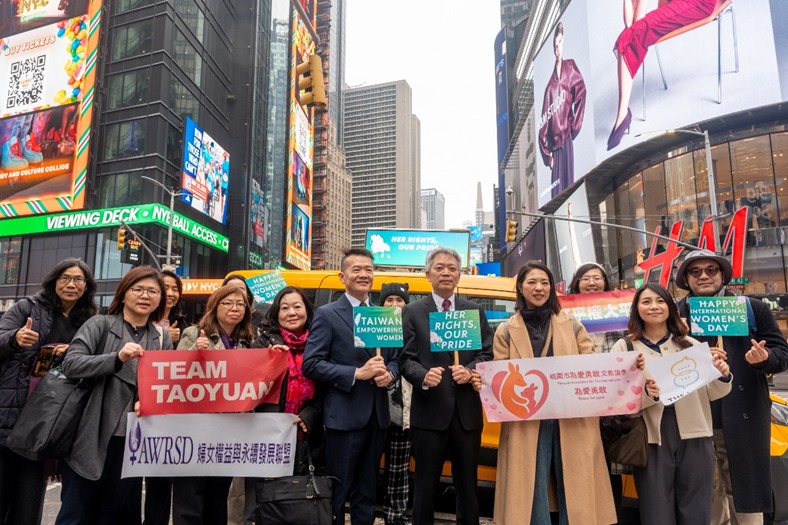 經文處李志強大使(右五)、外交部非政府組織國際事務會副執行長康嘉棋(右七)及台灣NGO婦女團體共同宣布文宣活動起跑。