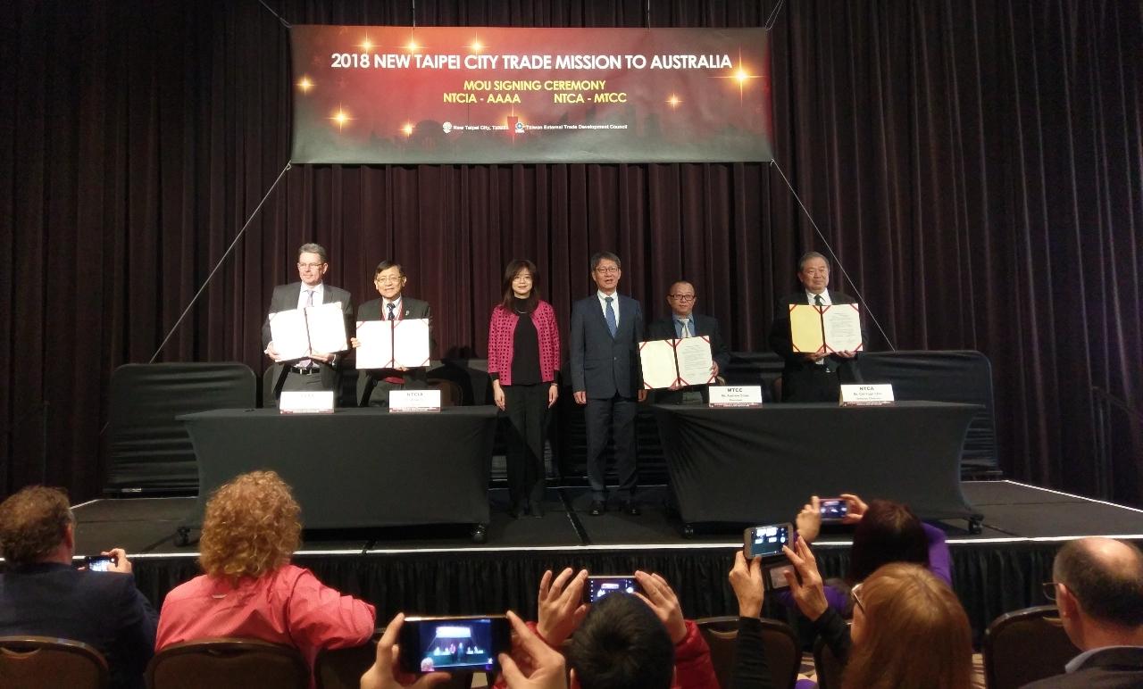 The Opening Ceremony of 2018 New Taipei City Trade Mission to Australia was successfully held at Sofitel Melbourne on August 17. MOUs were signed by New Taipei City Industrial Association and Australian Automotive Aftermarket Association, and by New Taipei Smart City Consortium and Melbourne Taiwanese Chamber of Commerce.