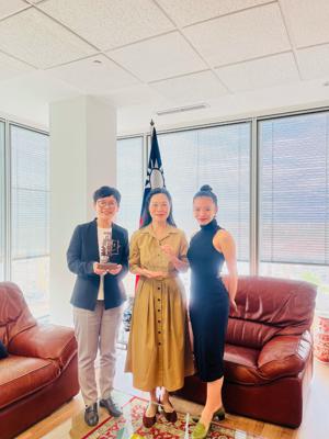 La embajadora Vivia Chang recibió a la bailarina taiwanesa Yu-Hsien Hsueh, ganadora del Premio a una Bailarina Sobresaliente y el Primer Premio a una Coreografía de Solo en el 33 Certamen de Coreografía de Danza española y Flamenco 2024