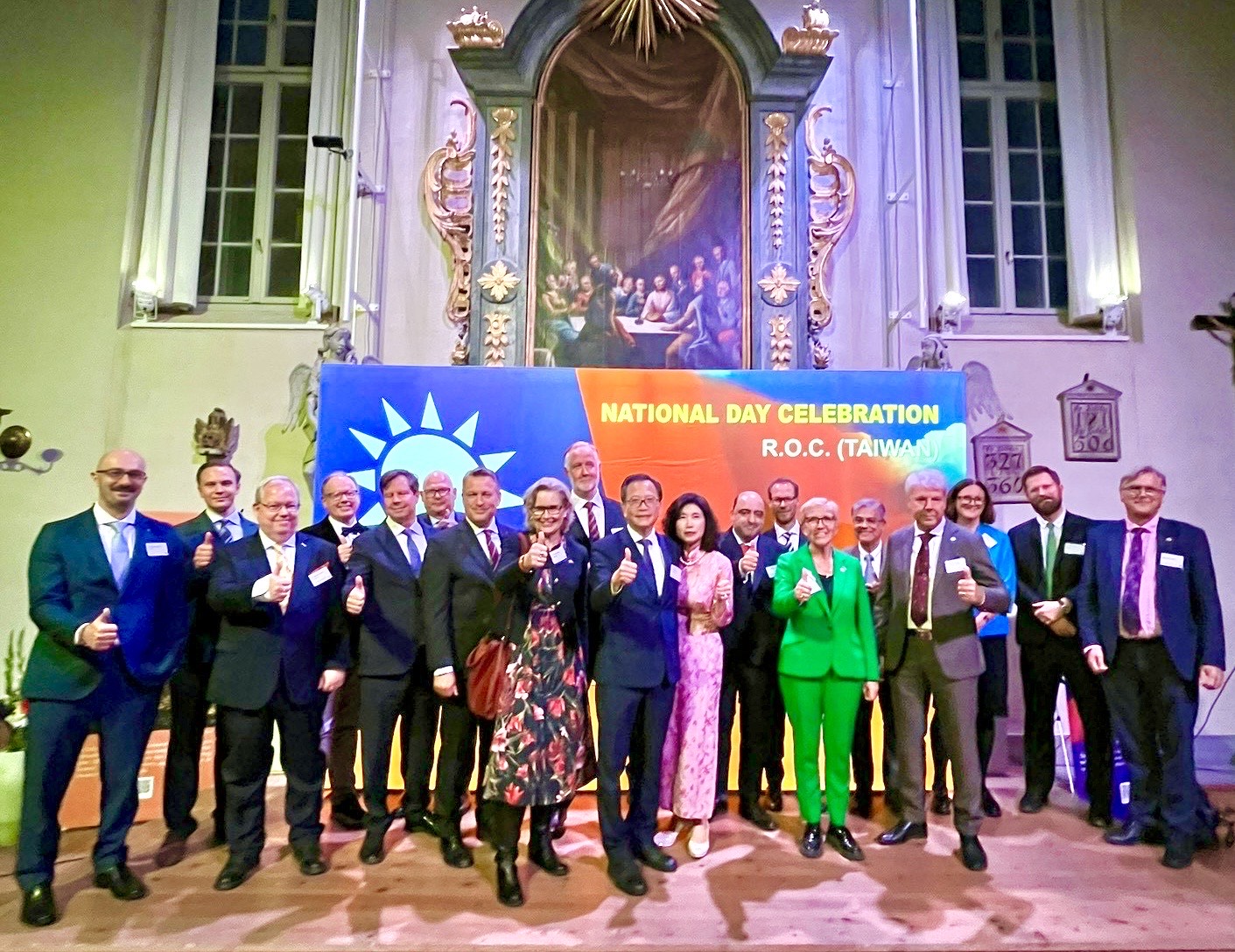 駐瑞典代表處谷瑞生代表夫婦於本（114）年10月2日晚間假瑞典歷史博物館舉辦中華民國114年國慶酒會，出席貴賓包括：「台瑞國會議員協會」副主席馬提亞（Mathias Tegnér）、瑞典國會副議長呂謝婷（Kerstin Lundgren）、多位跨黨派國會議員、政府官員、友邦瓜地馬拉駐瑞典代館長加西亞（Nelson Olivero Garcia）等使節、瑞典皇家索菲雅賀美大學（Sophiahemmet University）校長馮歐麗（Mia von Euler）等政、商、學界、外交使節團及媒體友人、僑界賢達代表等共計150人出席。

感謝瑞典政府支持台灣國際參與：
谷代表特別感謝瑞典政府與國會議員近期多次公開支持台灣，包括瑞典外交部長斯蒂納加德（Maria Malmer Stenergard） 本年明確指出瑞典政府支持台灣有意義地參與國際組織；瑞典基礎建設部長卡爾森（Andreas Carlson）則公開支持台灣參與「國際民航組織」（ICAO）；瑞典國防部長強森（Pål Jonson）在中國本年四月對台軍演當下，嚴正表達「以武力威脅台灣不可接受」之友我立場。谷代表強調，這些聲明不僅展現台灣與瑞典共享民主、自由與人權的價值，更體現歐洲在維護台海和平穩定上可扮演更重要的角色。

深化台瑞經貿、教育與人文交流：
谷代表表示，在經貿合作方面，台灣與瑞典自1983年起成立之「台瑞典經濟合作會議」（Joint Business Council, JBC)，是台灣與歐洲國家間歷史最悠久且成果豐碩的合作平台，今年已邁入第41屆。瑞典也是台灣在北歐的最大貿易夥伴。至教育交流，目前約有170位台灣學生在瑞典就學，同時也有200名瑞典學生赴台交換，僅今年即約有30名瑞典學生獲獎學金赴台學習。而文化互動熱絡，今年4月，我國康木祥雕塑大師將回收電纜藝術品捐贈予瑞典皇家理工學院（KTH），象徵兩國人文交流的深化。

台灣全球戰略地位、民主價值與國際團結重要性：
谷代表指出，台灣除在經濟上具備高度競爭力（2025年瑞士IMD全球競爭力報告中排名第6），更是全球半導體與AI伺服器的關鍵供應中心，TAIWAN可解釋為Top-AI- Wonderful-Attractive- Nation，台灣的供應鏈戰略地位舉足輕重。此外，全球50%的貨櫃運輸與40%的歐盟貿易額皆經過台灣海峽，台灣的安全攸關全球經濟穩定。

谷代表強調，中國持續錯誤詮釋聯合國第2758號決議，企圖排除台灣於國際社會之外，但包括我國邦交國、美國、加拿大、英國、瑞典、歐盟等國際民主夥伴，均明確反對中國的片面企圖改變台灣地位的行徑，並持續表態支持台灣的國際參與。谷代表比喻台灣如同「大衛對抗歌利亞」，站在民主與威權對抗的最前線，呼籲歐洲持續展現團結，與台灣共同守護自由與和平。

任職將近三年的谷代表在致詞最後表示，感謝瑞典政府、國會台瑞友好協會、外交使節、各界學術與媒體機構的支持。他指出，過去三年已有26位瑞典國會議員訪台，未來本年10月更將有11位國會議員組團訪台，象徵雙邊交流持續深化。谷代表最後表示，台灣將持續推動「集體、創新、積極」的總合外交，與國際夥伴攜手壯大「Team Taiwan」，並呼籲瑞典及國際友人持續支持台灣，共同建構以民主與和平為核心的國際秩序。

本年致詞貴賓另涵蓋瑞典跨黨派國會議員之「台瑞國會議員協會」馬提亞副主席、歐盟前執委馬爾姆斯特倫（Cecilia Malmström）、瑞典皇家索菲雅賀美大學馮歐麗校長及瑞典尼瑞克日報前政治主編史卓曼（Lars Ströman）。馬提亞副主席首先代表友台小組於酒會開場致辭強調，在當前複雜地緣政治環境下，台灣與瑞典共享民主、人權等普世價值，瑞典國會跨黨派持續支持台灣，並提及11位友台議員即將訪台，展現雙方深厚友誼。馬提亞讚揚台灣的民主制度、活躍公民社會及經濟成就，感謝谷代表推動跨黨派合作，強化雙邊關係。馬爾姆斯特倫前執委致詞時則強調台灣展現了難得東亞難得的自由與民主，擁有高度發展經濟，同時也是先進科技的重要生產地。面對當前威權國家威脅及複雜地緣政治局勢，更彰顯民主國家團結一致的重要性，呼籲共同捍衛自由與普世價值，攜手維護國際和平與穩定。馮歐麗校長致詞強調，該校秉持學術自由、校園民主、教研專業理念推動醫護大愛、社會奉獻及全人類資源共享目標。其中已與臺灣長庚大學在內多所理念相近醫護院所交流合作，該校明年將訪問臺灣，深化交流合作。史卓曼主編則表示，台灣數發部前部長唐鳳近期榮獲「真理生活獎」，展現台灣在推動網路民主創新的貢獻，值得歐洲各國借鏡。史卓曼主編並提及來自台灣原住民家庭的曾聖光，曾以志願者身份赴烏克蘭參戰並為歐洲的自由與民主犧牲。台灣不僅是亞洲民主自由燈塔，更是瑞典及歐洲重要合作夥伴合作夥伴。(E)
