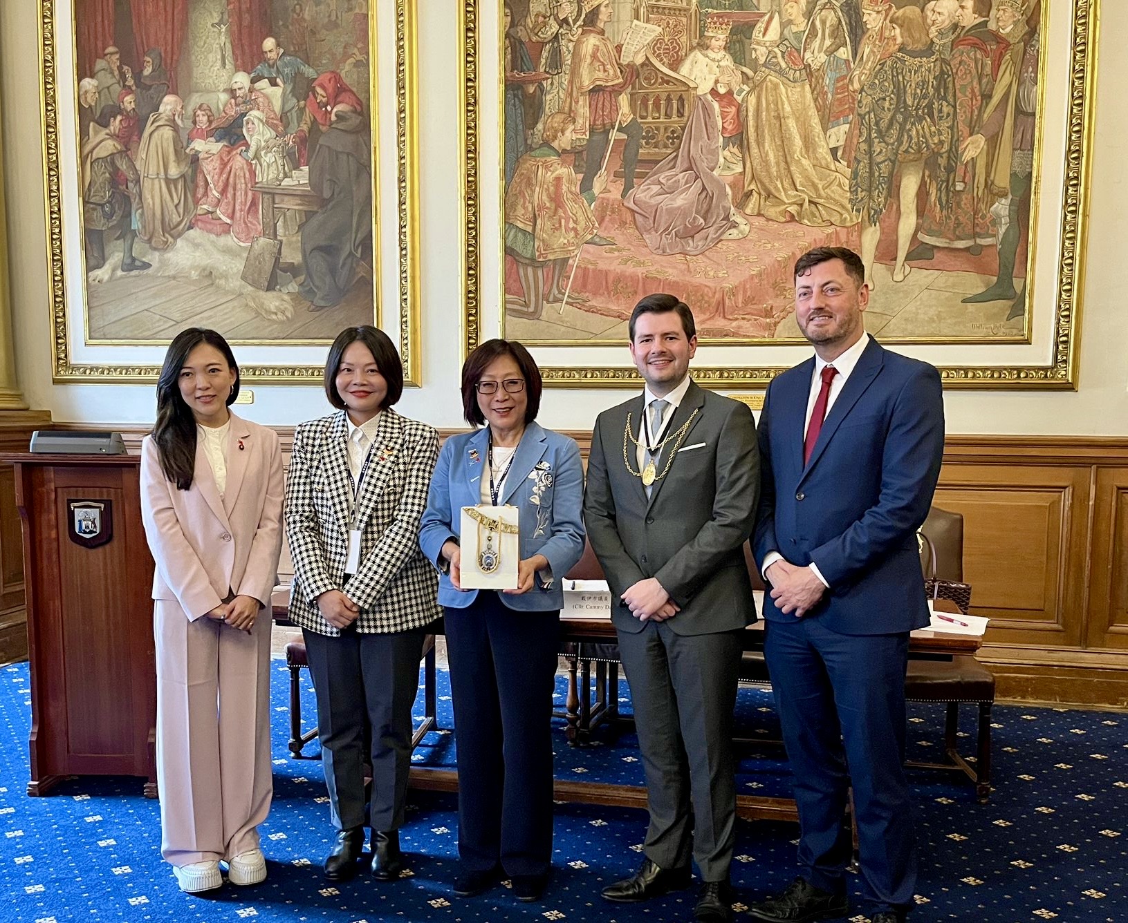 Speaker KANG received gift from City of Edinburgh Council