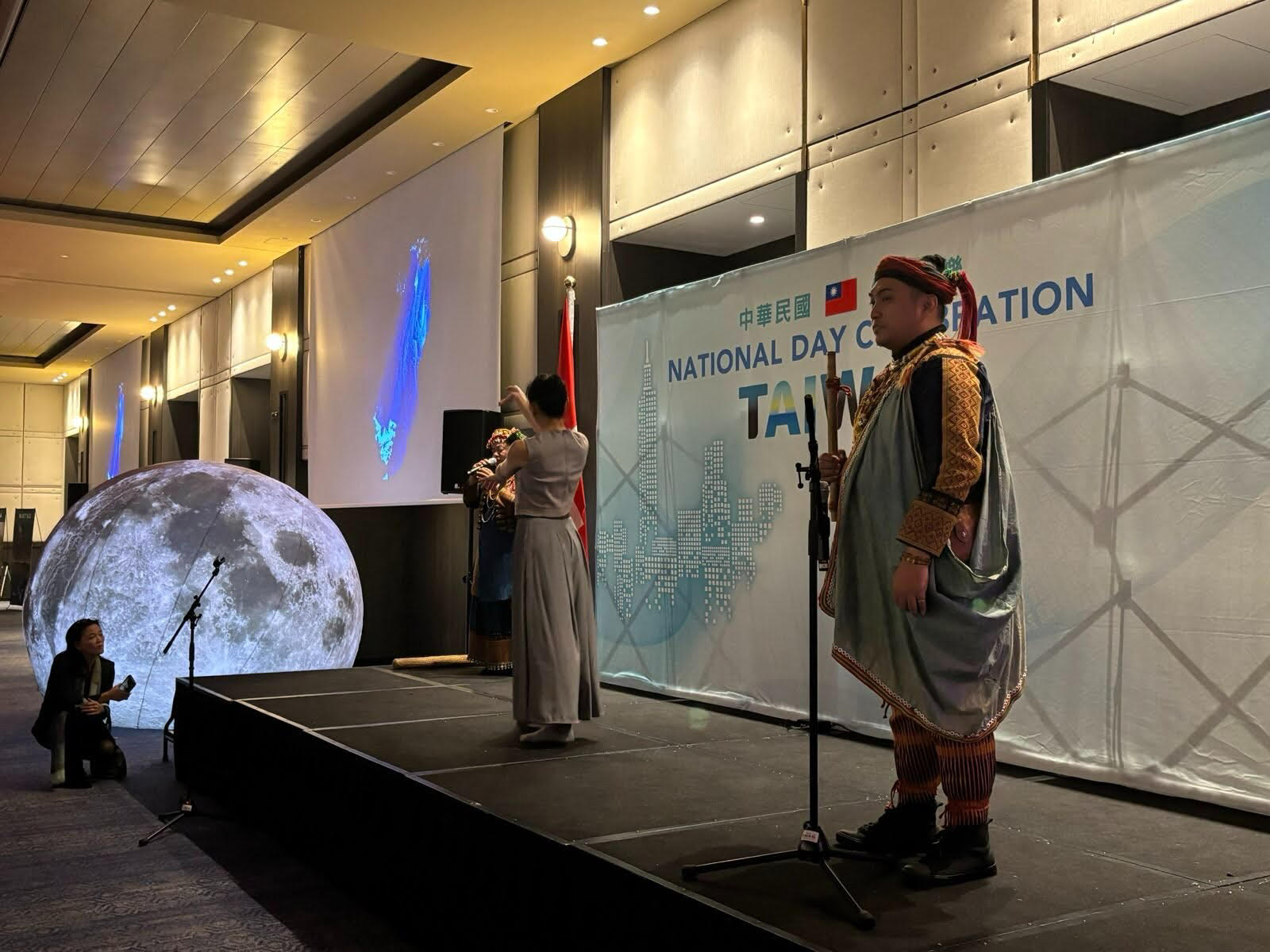 2025年國慶酒會特別邀請稍早於日本大阪世博演出的"台日共丸聯盟""台灣自己館"計畫團隊，專程到瑞士演出"ForMoonSa月亮上的台灣"