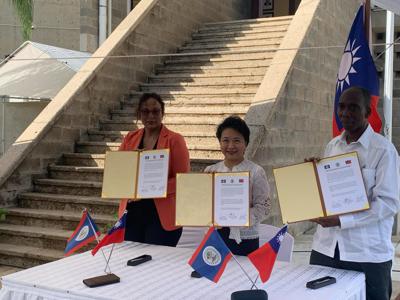 Amb. Lily Li-Wen Hsu, Speaker Valerie Woods of the House of Representatives, and Vice President Collet Montejo of the Senate signed a record of donation for the Renovation of Belize National Assembly Project(2023/12/04)