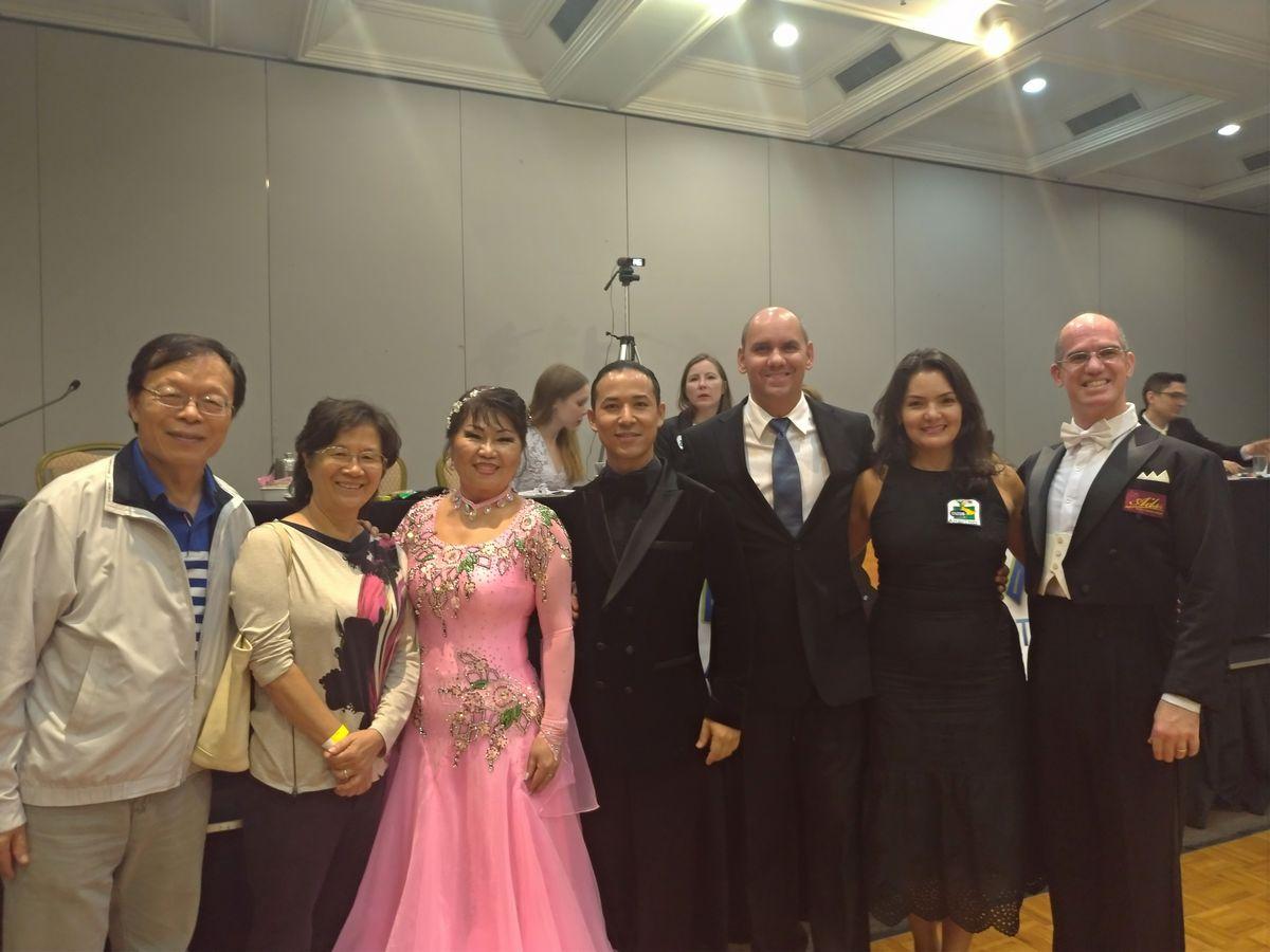 A senhora Huang Bai-e veio de São Paulo a Brasília no propósito de participar na competição da Dança Esportiva - Tropical Dance Competition, que teve lugar no Hotel Windsor Plaza Brasília nos dias 10 e 11 de deste mês. O senhor Embaixador Her e a esposa foram assistir a competição e encorajar a senhora Huang. 