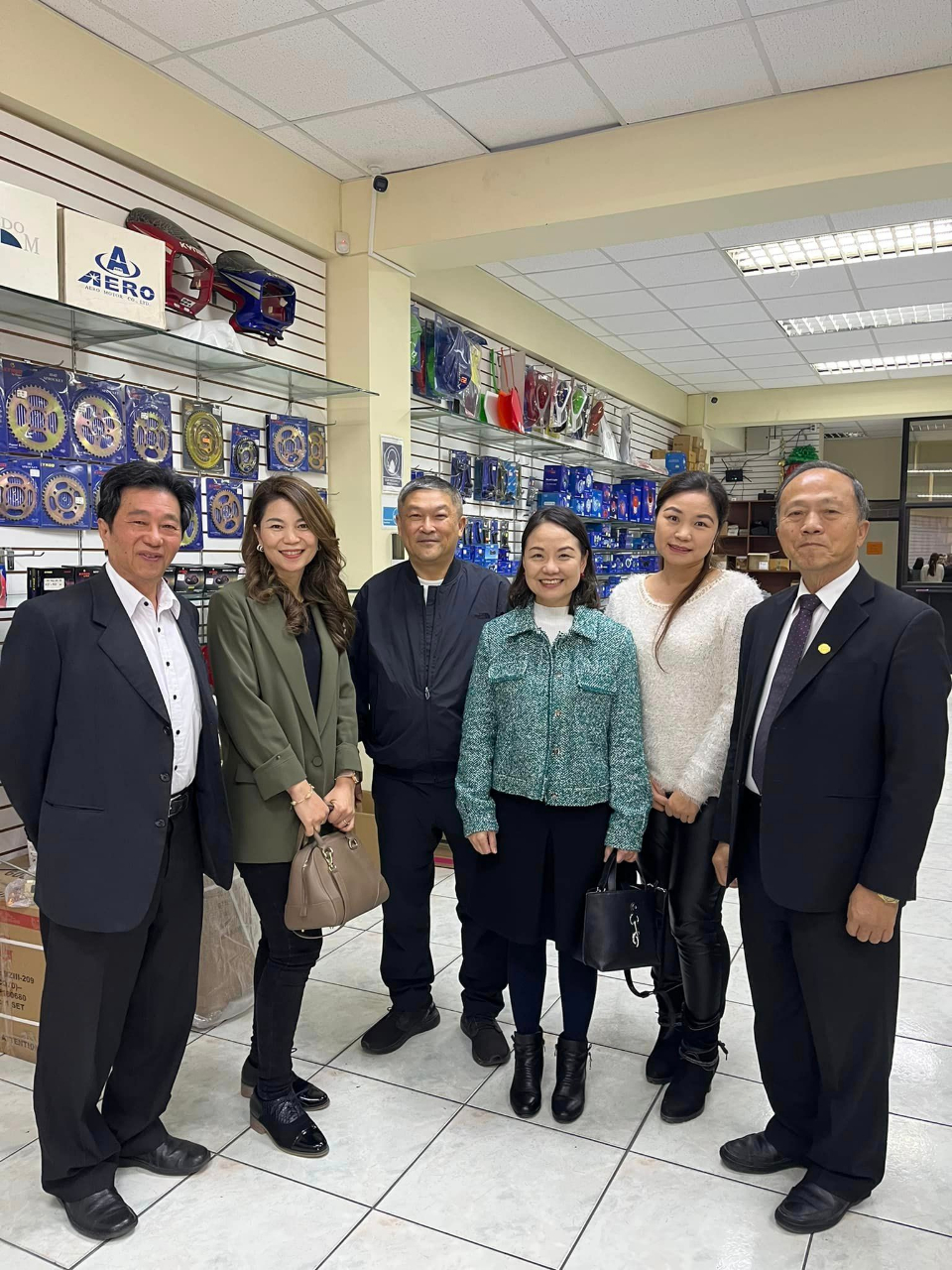 駐智利代表劉聿綺訪視意基克(Iquique)自由貿易區(ZOFRI)台商營運情形，並代表政府表達關懷之意。
台商在意基克殷實經商，充分展現拚搏不懈的台灣精神，令人感佩。
