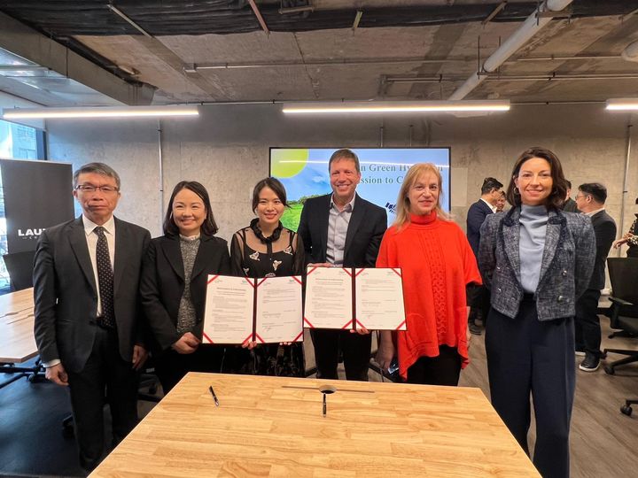 La Directora General de Taiwán en Chile, Silvia Yu-Chi Liu, el asistente comercial de la Oficina de Negociaciones de Comercio de Taiwán, Ricardo Ming-Sung Hsu y Meg Jo-Chen Lin, Sub Directora del Taiwan Institute of Economic Research junto con representantes de H2 Chile firman Memorándum de entendimiento (MoU) para el avance de la cooperación entre Chile y Taiwán en materia de Hidrógeno Verde. 