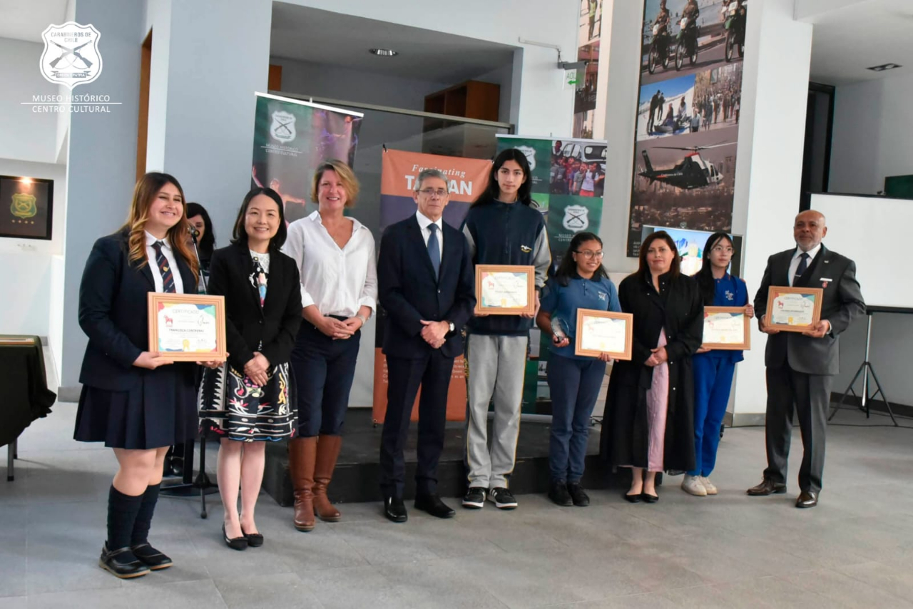 Foto grupal de las autoridades y ganadores con sus diplomas