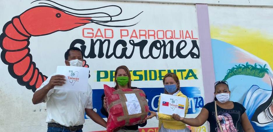  La Asambleísta Rina Campain entregó personalmente las mascarillas.