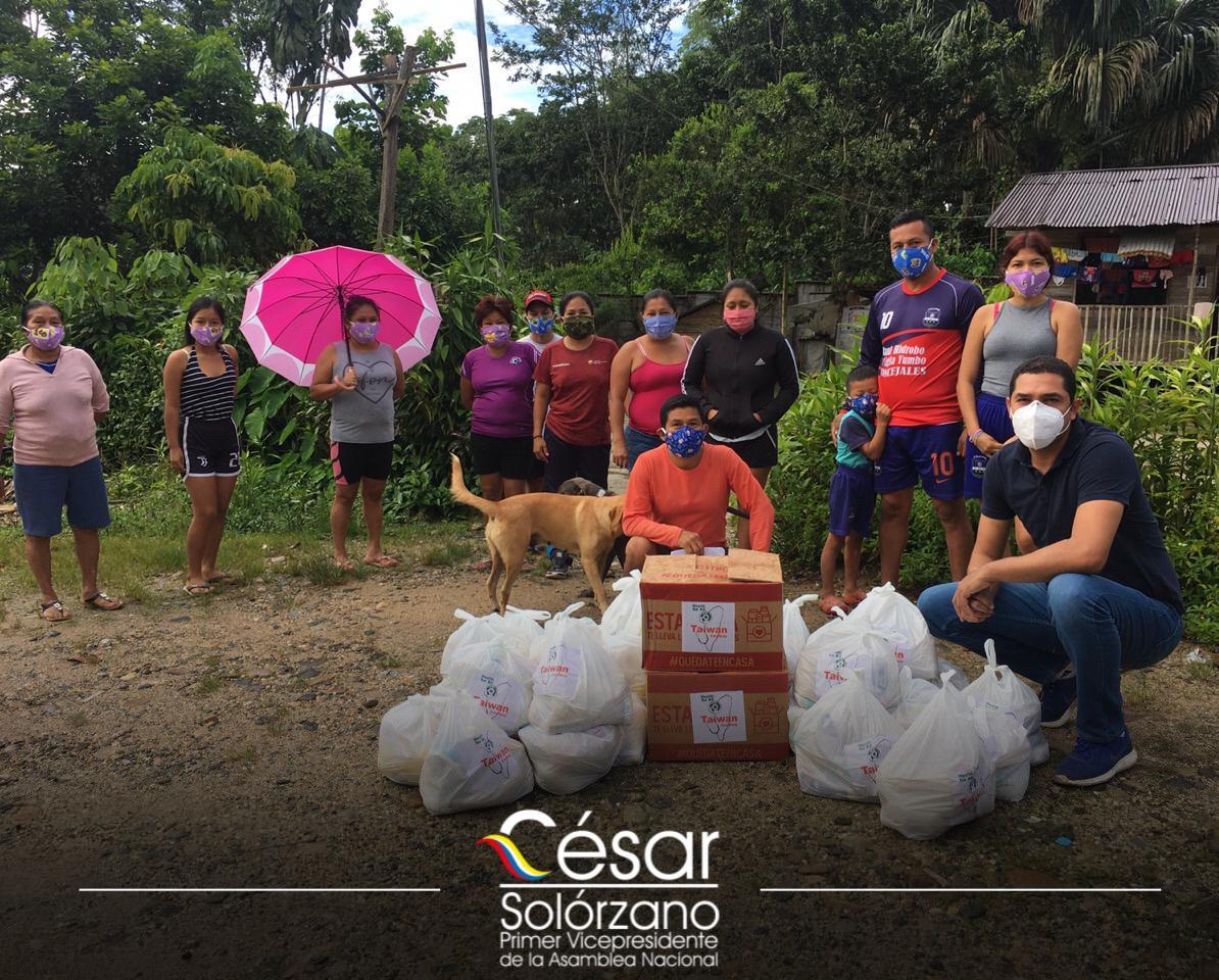 El Primer Vicepresidente de la Asamblea Nacional del Ecuador César Solórzano entregó personalmente los materiales fundamentales de subsistencia y médicos a los pueblos.