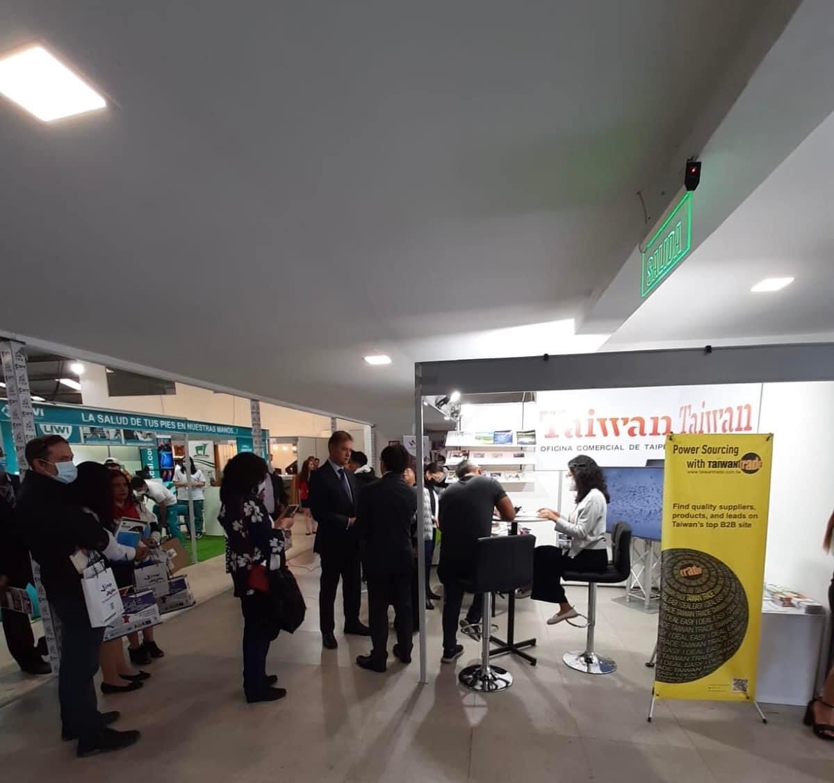 La Oficina Comercial de Taipei participa en la Feria Internacional de Calzado y Componentes, organizada por la Cámara Nacional de Calzado de Ecuador del 14 al 16 de julio en Ambato para mostrar los modelos y el catálogo de las empresas taiwanesas de calzados, así como compartir la información sobre ferias comerciales de Taiwán.