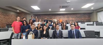 曹大使與蘭迪瓦爾大學政治暨國際關係系的優秀學生介紹台灣