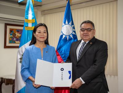 本館新任張大使俊菲向瓜國外交部次長Antonio ESCOBEDO呈遞到任國書副本