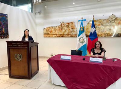 本館張大使俊菲與瓜地馬拉外次María Luisa RAMÍREZ共同主持瓜國外交部華語班開課典禮