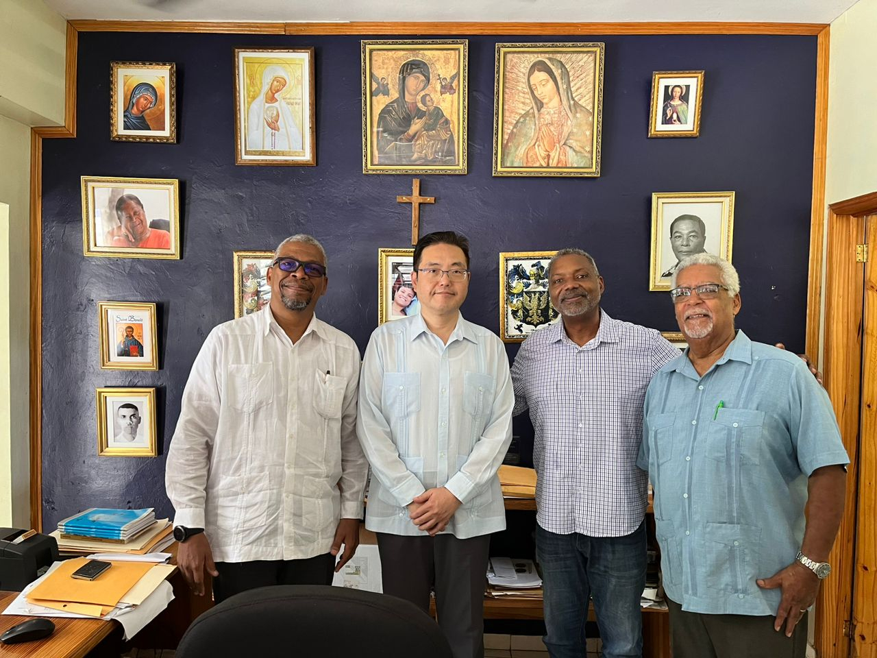 參訪Collège Roger Anglade(RCA學校)，與校長Manoël ANGLADE就海地教育機構所面臨困境交換意見，並與校方人員合影