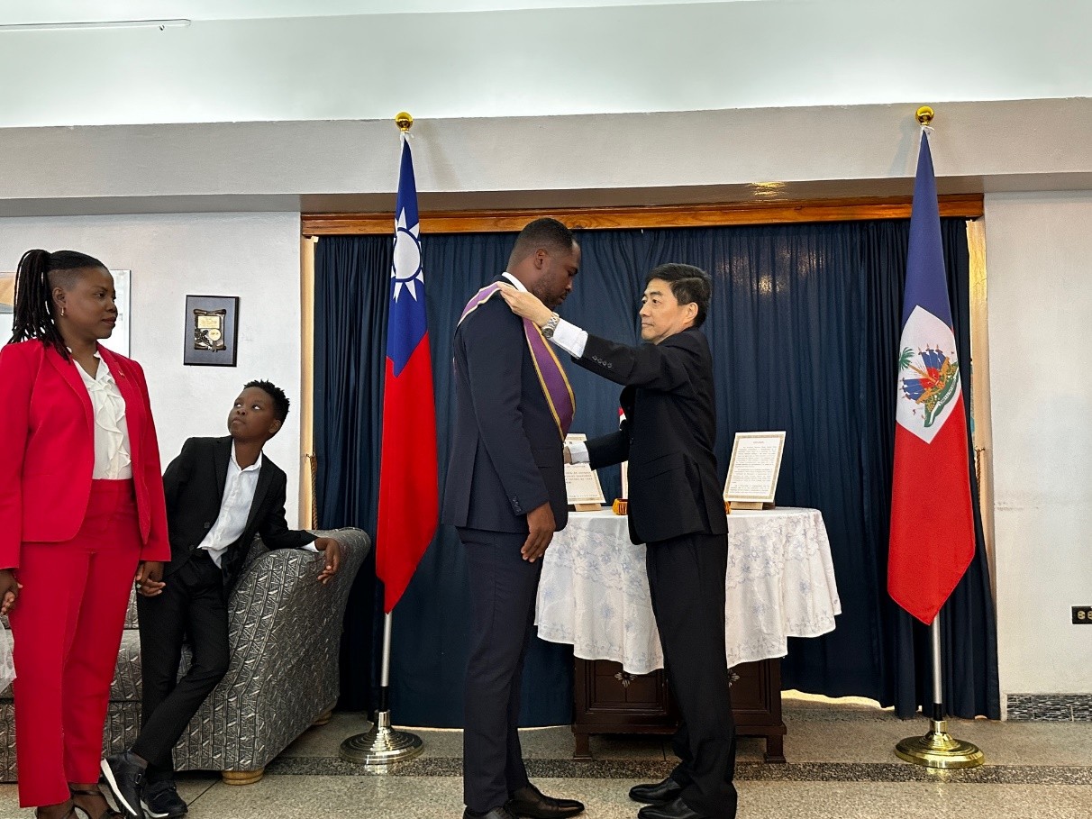 L’Ambassadeur Cheng-hao HU a remis, au nom du gouvernement de la République de Chine (Taïwan), la décoration de l’Ordre de l’Étoile Brillante avec Grand Cordon à Son Excellence Monsieur Roudy Stanley PENN, Ancien Ambassadeur d’Haïti auprès de la République de Chine (Taïwan).