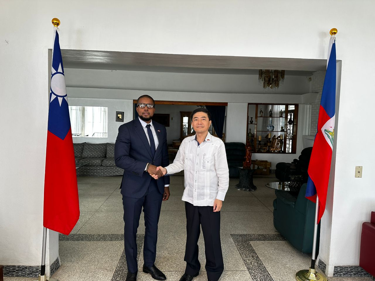 L’Ambassadeur Cheng-Hao HU a reçu M. Serge Gabriel COLLIN, Directeur Général du Fonds d’Assistance Économique et Sociale (FAES), pour un échange sur la situation des Personnes Déplacées Internes (PDI). À cette occasion, il a réaffirmé le soutien de la République de Chine (Taïwan) au programme KORE PEP, en vue d’apporter une aide concrète aux personnes vivant dans les camps de déplacés.