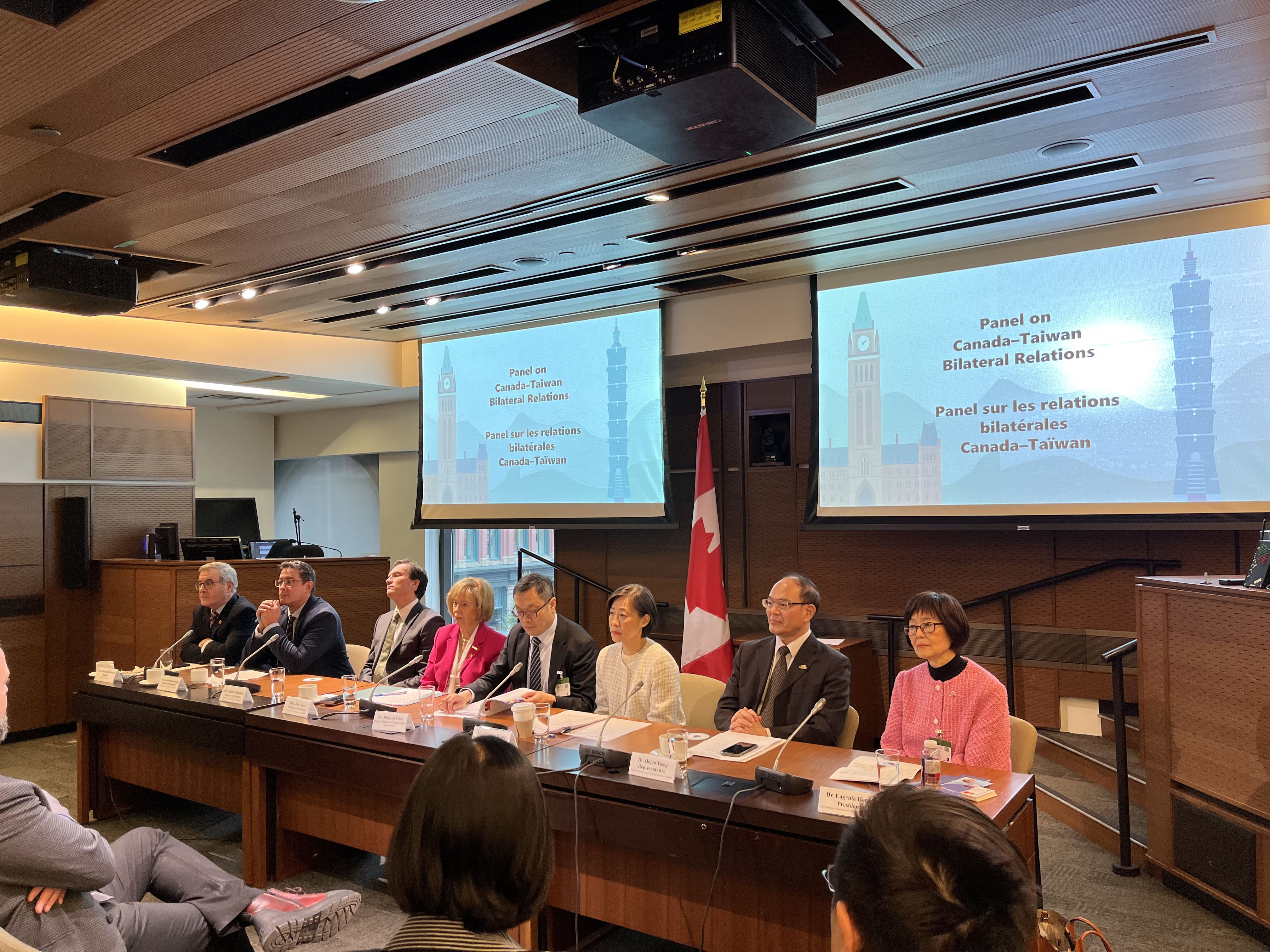 外交部政務次長陳明祺（右四）出席台加政經座談餐會並擔任與談人