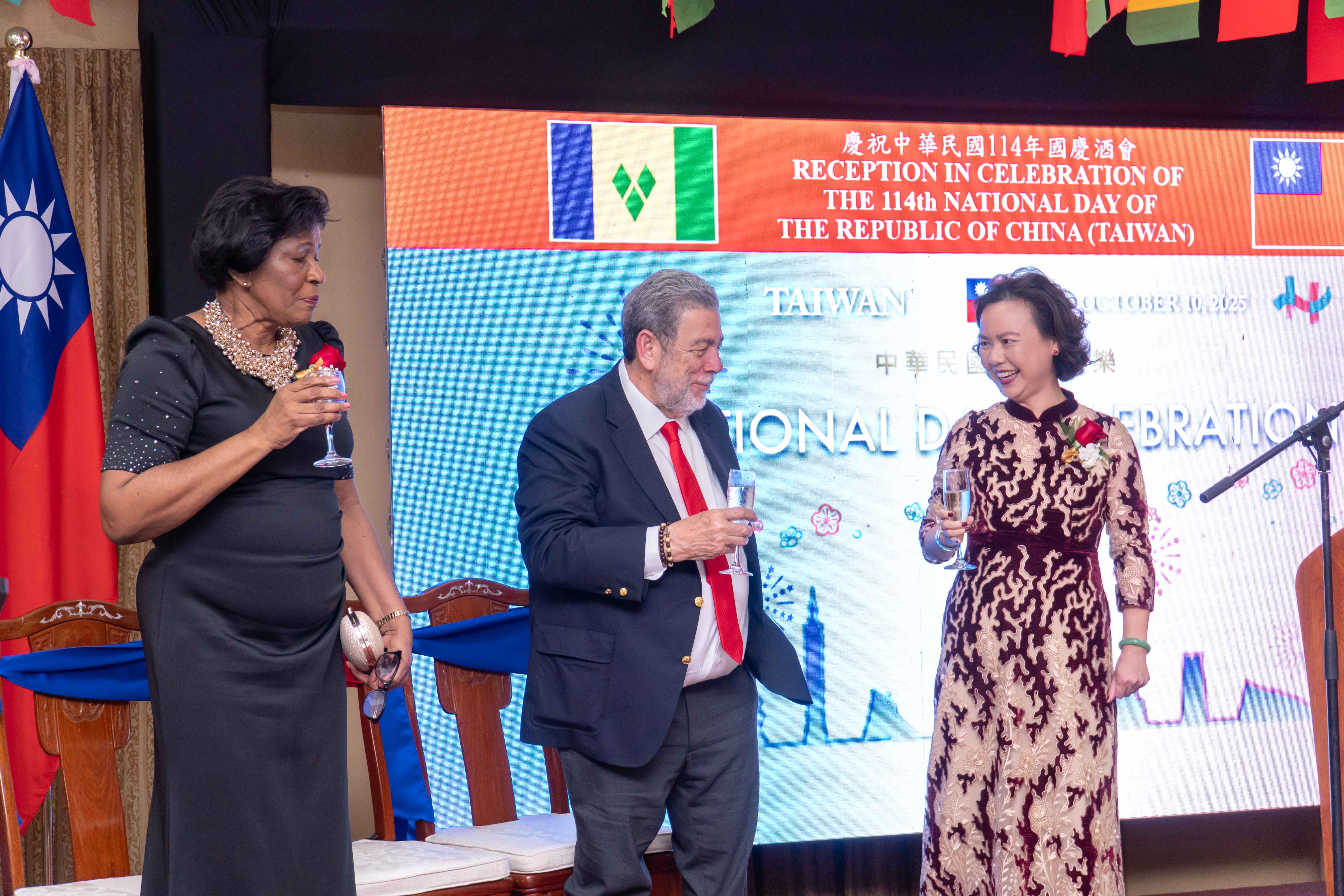 114年國慶酒會范大使與總督、總理祝酒