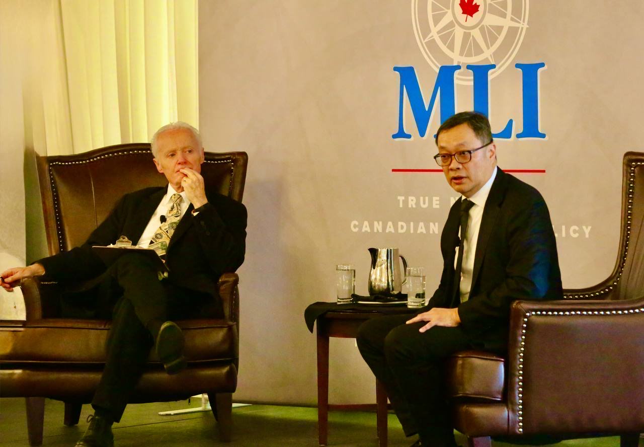 Vice Minister Chen Ming-chi (right) joined a discussion with Brian Lee Crowley (left), Executive Director of the Macdonald-Laurier Institute.
