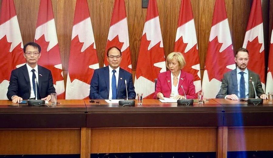 Le 22 septembre, l’équipe taïwanaise pour l’ICAO, avec le soutien de députés canadiens de divers partis, a tenu une conférence de presse internationale au Parlement canadien. Ensemble, ils ont exhorté l’Organisation de l’aviation civile internationale (OACI) à inclure Taïwan afin de garantir la stabilité régionale et la sécurité aérienne mondiale.