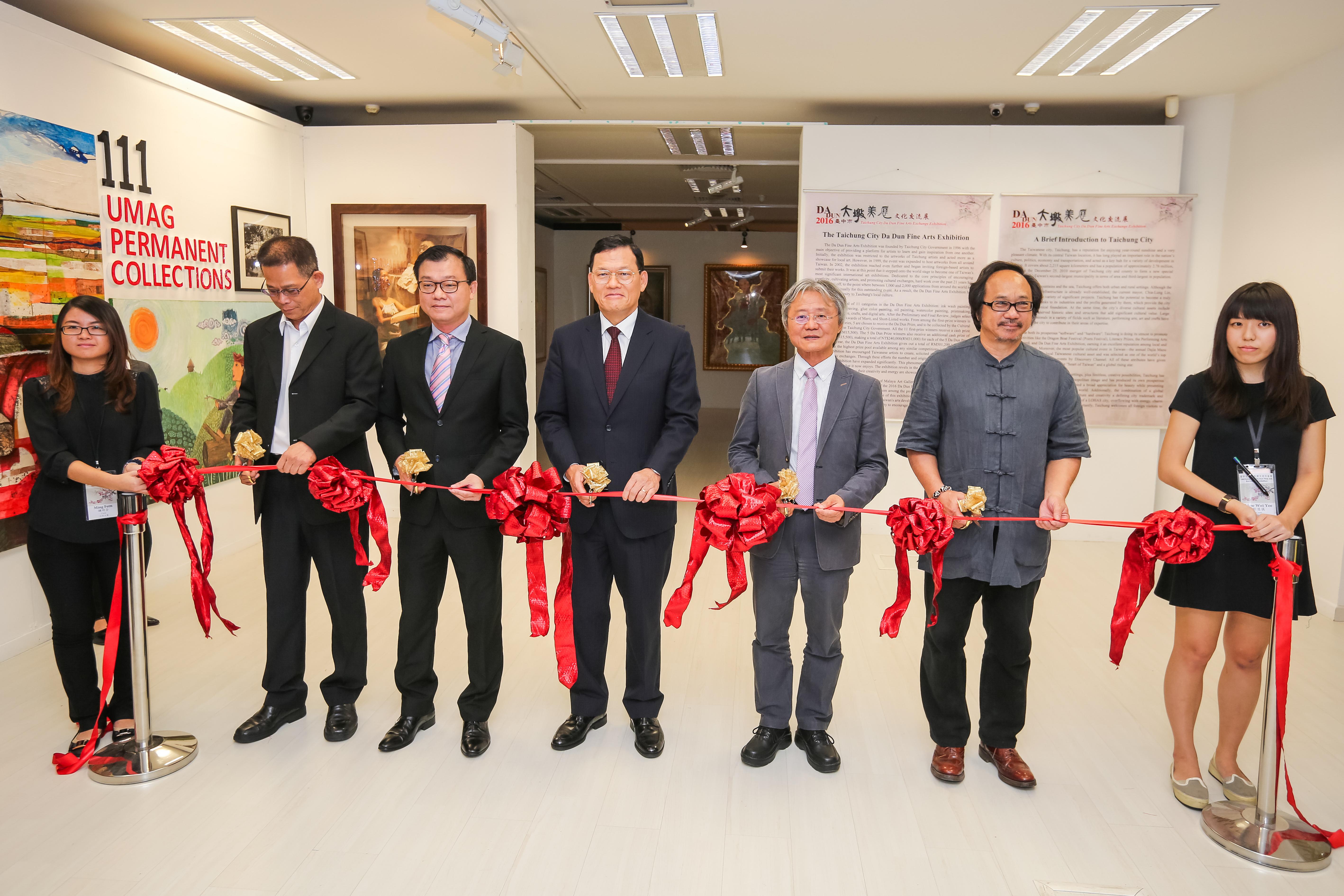 “Pameran Taichung City Da Dun Seni Halus” telah dirasmikan oleh Ketua Pewakilan Pejabat Ekonomi dan Kebudayaan Taipei di Malaysia, H.E. Chang, Chi-ping dan Wang-Chih-cheng, Ketua Pengarah dari Pejabat Kebudayaan Kerajaan Bandar Taichung, disertai dengan Presiden Persatuan Perniagaan Malaysia-Taiwan, Dato Seri Tang Ying Lik (kedua dari kanan), Presiden Persekutuan Persatuan Alumni Universiti Taiwan, Malaysia, Peng Choong Leng (ketiga dari kiri), Naib-presiden negeri Persatuan Pelabur Taipei di Malaysia, Chang Yuang Chuan (kedua dari kiri).