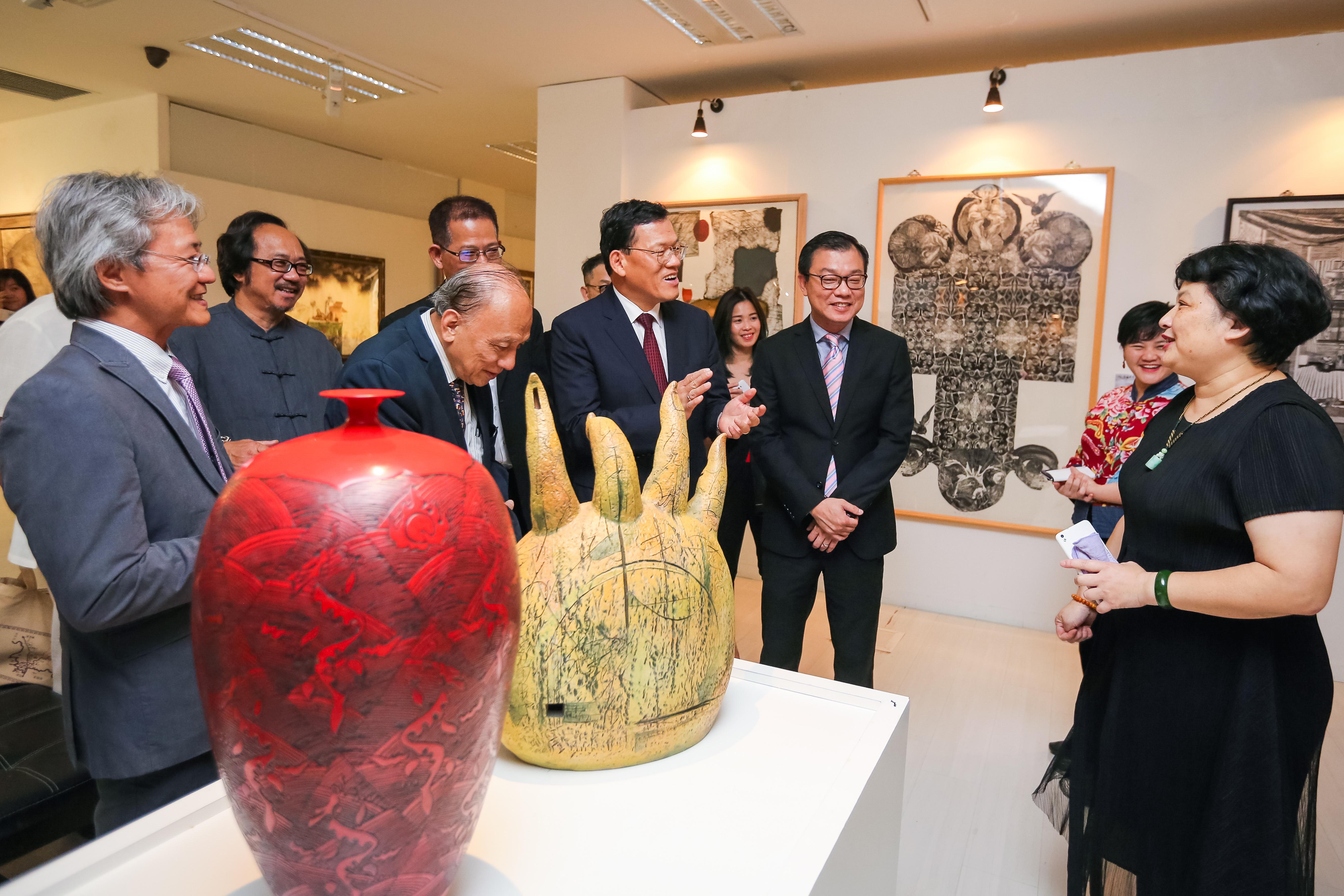 Lawatan pameran dipimpin oleh wakil dari Kerajaan Bandar Taichung Chang, Yueh-Fen (pertama dari kanan) telah dapat sambutan meriah dari para tetamu kehormat.