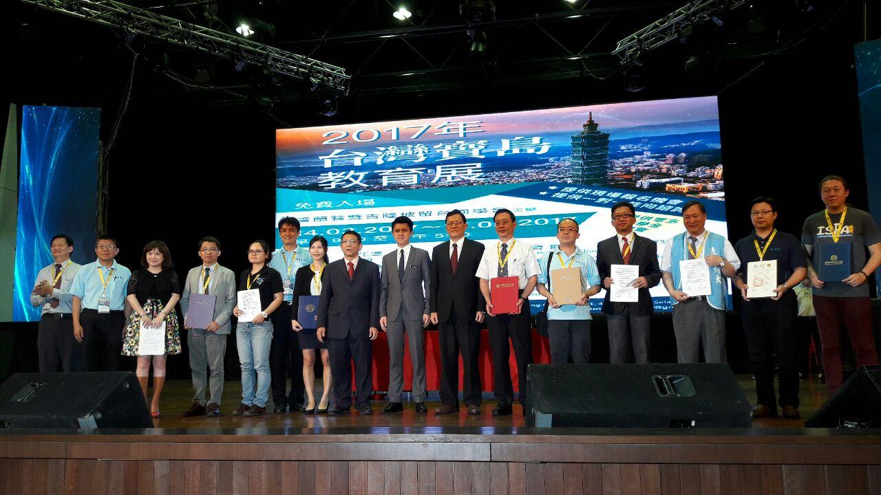 Wakil Chang, James Chi- ping (enam dari kanan), Kementerian Pelajaran Malaysia Senator Chong Sin Woon(Ketujuh dari kanan), Presiden sebuah Pertubuhan Ang Boon Chin mengambil foto dengan wakil dari Taiwan.