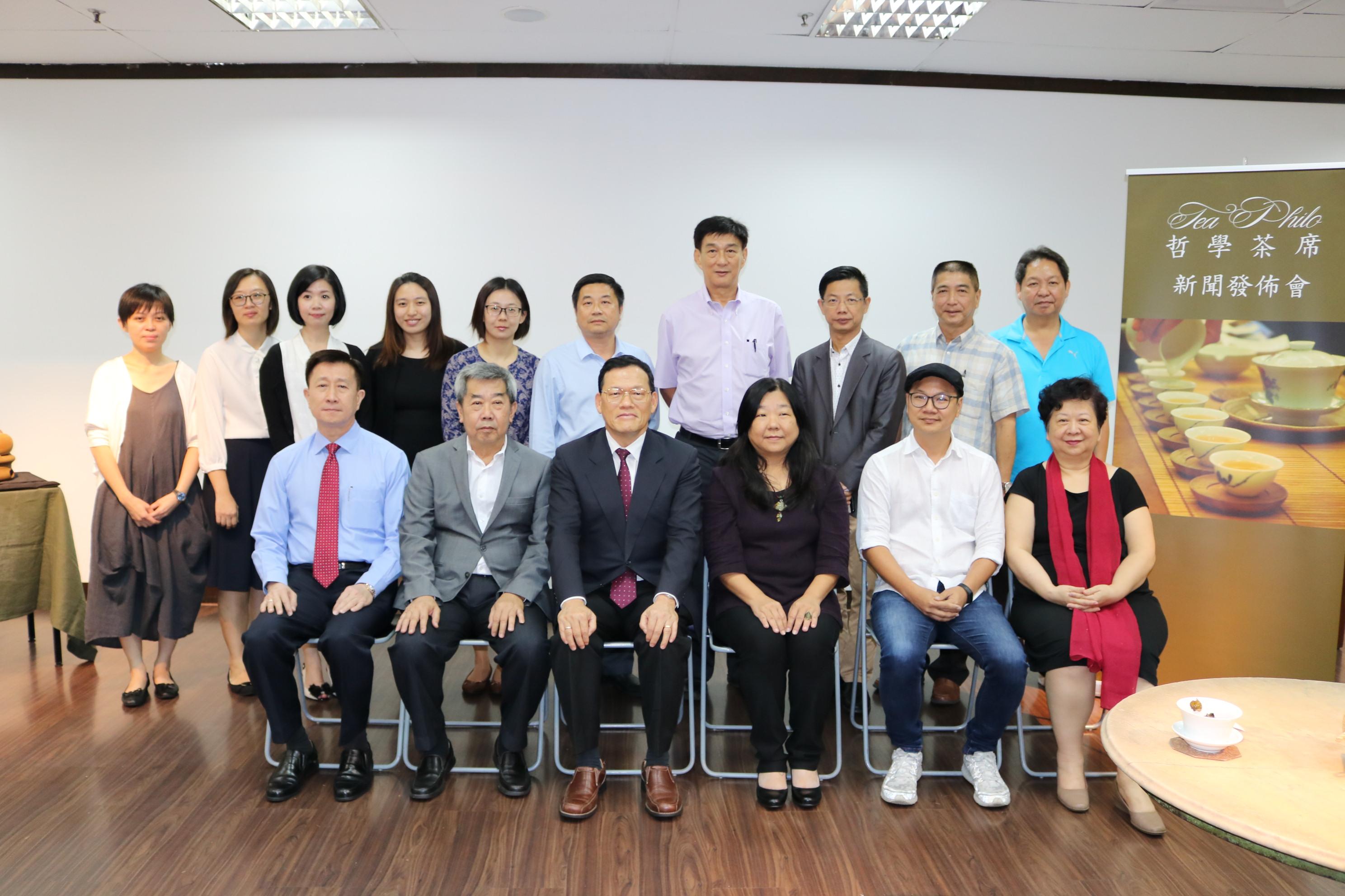 Para hadirin mengambil gambar bersama-sama, pengarah Yayasan Kesenian dan Kebudayaan Inxo, Yau Teck Kong (depan: pertama dari kiri), Gabungan Persatuan Alumni Universiti Taiwan, Malaysia, Chin Chee Kong (depan: kedua dari kiri), Wakil Pejabat Ekonomi dan Kebudayaan Taipei di Malaysia, James Chang Chi-Ping (depan: ketiga dari kiri), pengarah eksekutif Yayasan Kesenian dan Kebudayaan Inxo, Joyce Tang (depan: ketiga dari kanan), pengarah Pertubuhan Kebudayaan dan Kesenian Timur, Eric Ch’ng (depan: kedua dari kanan) dan ketua Divisi Kebudayaan dari Pejabat Ekonomi dan Kebudayaan Taipei di Malaysia, Peggy Chou (depan: pertama dari kanan).