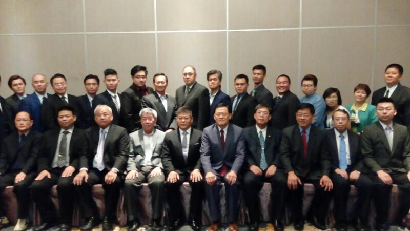 Wakil Chang, James Chi- ping(lima dari kanan),  Presiden Chin Chee Kong (empat dari kiri) mengambil gambar dengan ahli Persatuan Alumni Universiti Feng Chia, Malaysia.