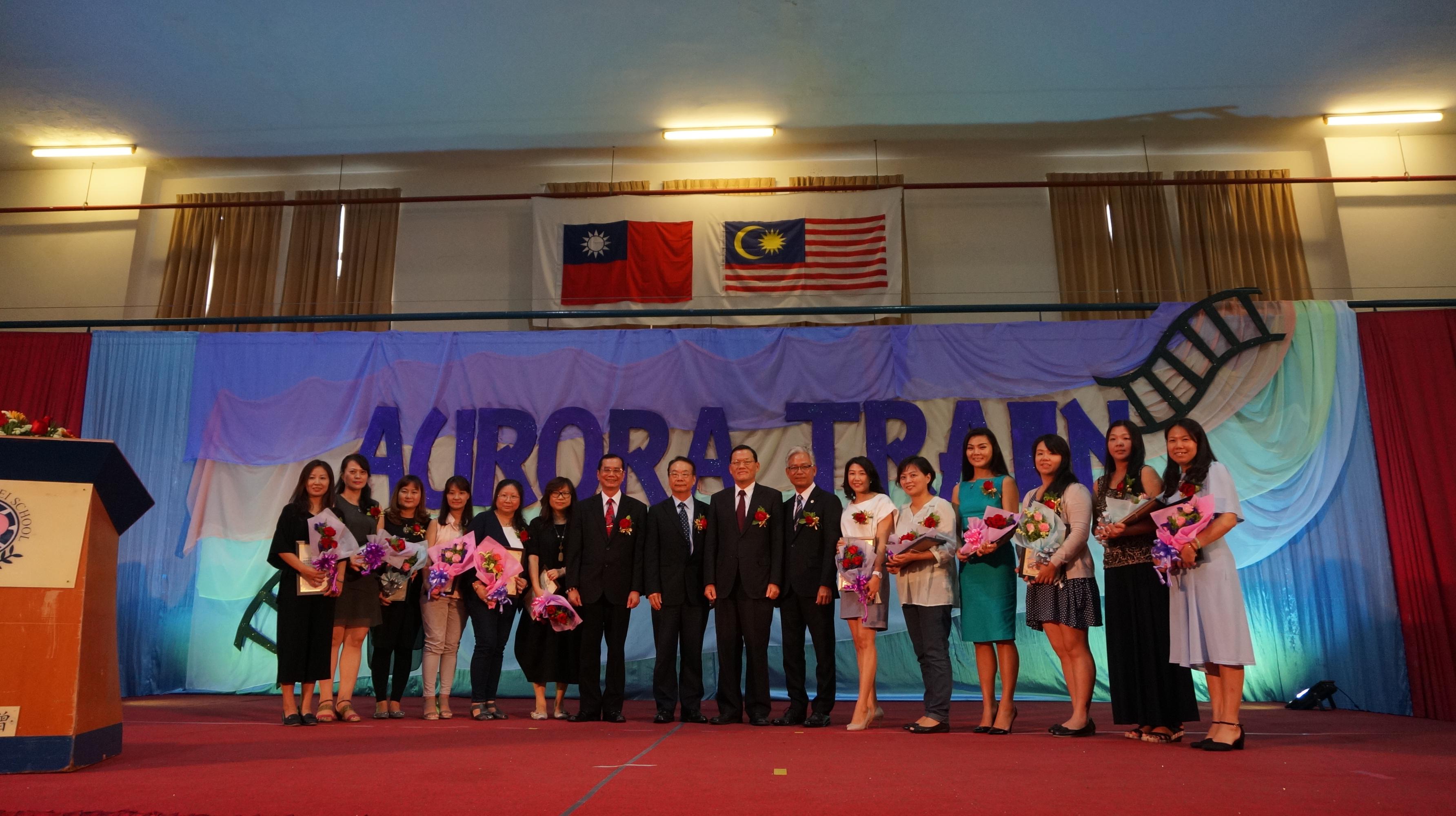 Wakil Chang, James Chi-ping (lapan dari kanan) menghadiri Majlis Perasmian Hari Graduasi Chinese Taipei School (Kuala Lumpur) pada 10 Jun 2017.