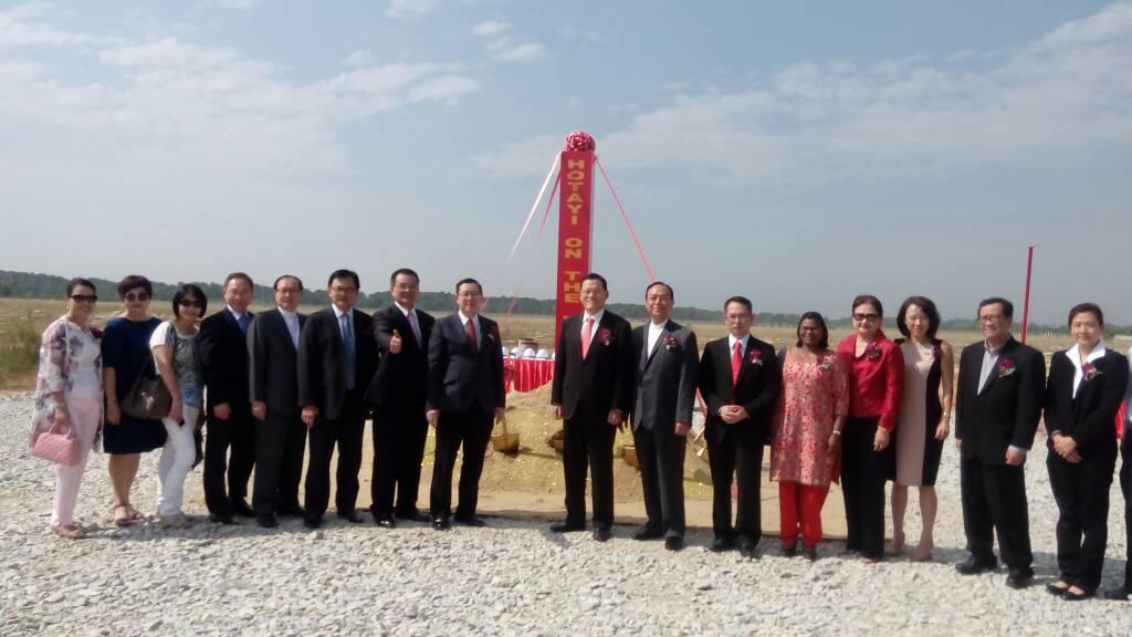  Wakil Chang, James Chi-ping (ketujuh dari kanan) menghadiri “Ground Breaking Ceremony of Hotayi Electronic Sdn Bhd” di Penang pada 16 June, 2017