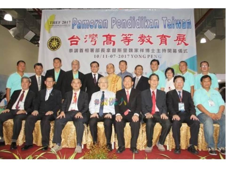 Yong Peng Pameran Pendidikan Taiwan 2017 Majlis Perasmian Ceremonial,  President Chin Chee Kong (kiri satu) , Wakil Chang, James Chi-ping (kanan empat) dan VIP mengambil gambar bersama-sama.
