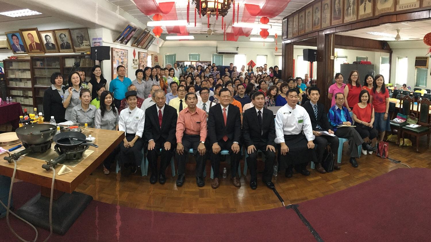 Wakil Chang, James Chi-ping (barisan depan, enam kanan)  dan Malaysia  2017 Tour Of Taiwan Gourmet Cuisines peserta mengambil gambar bersama-sama.